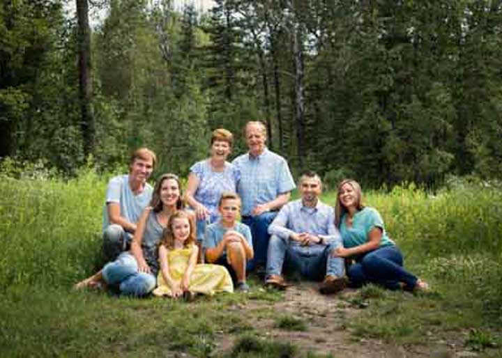 big family photo shoot in the park