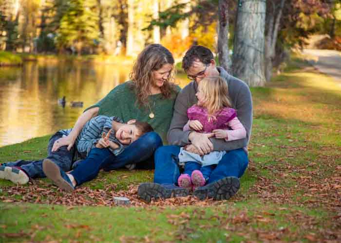 Fall-photo-ideas-family in the park