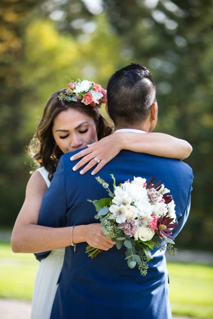 wedding couple hugging in the park