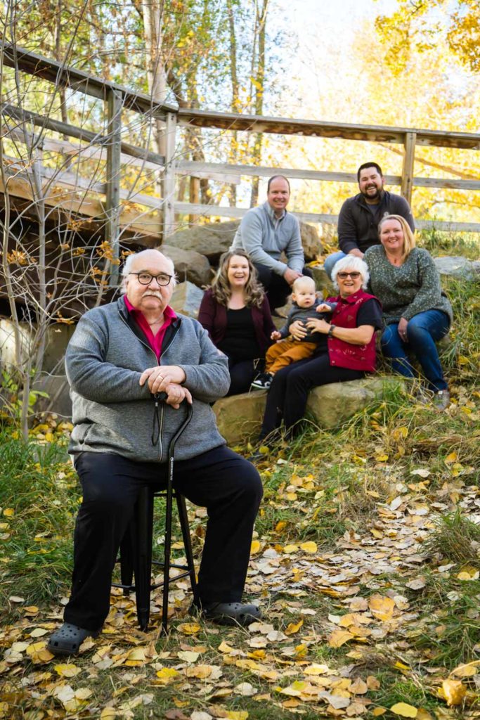 big family photo shoot in the park