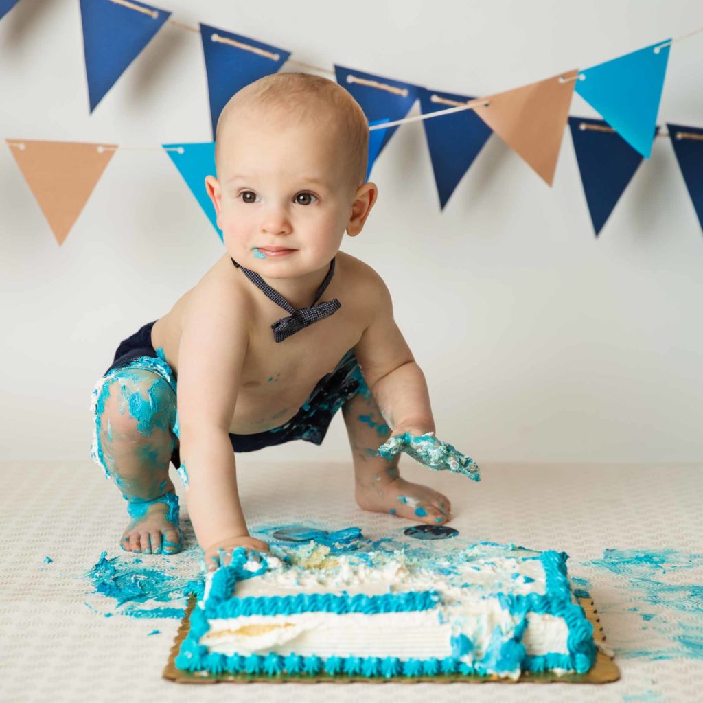 boys cake smash with blue garlands