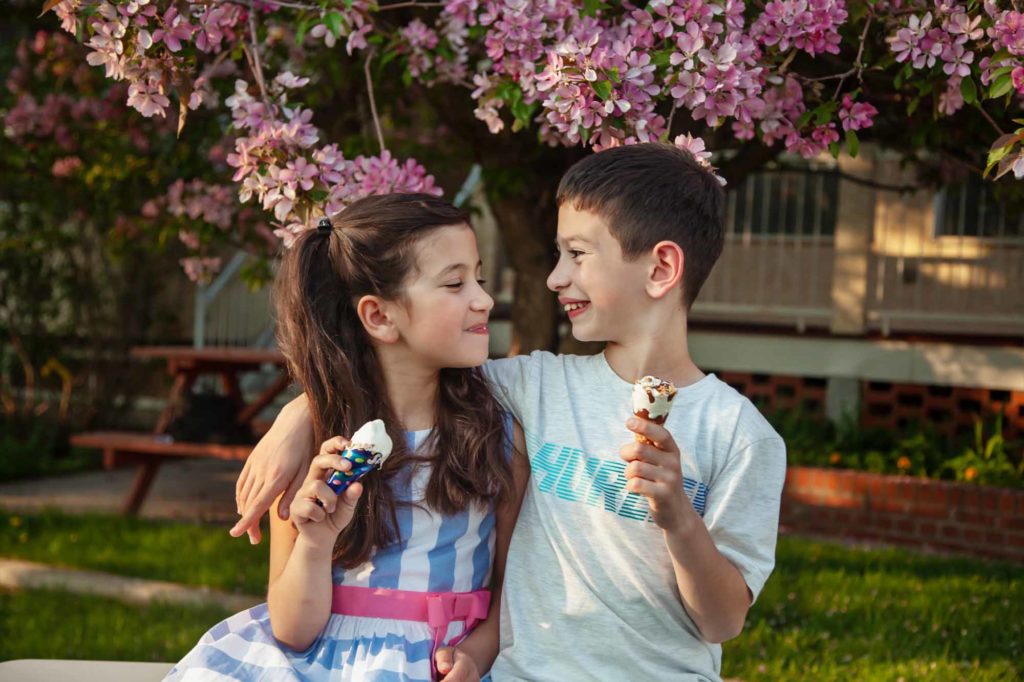 kids eating icecream